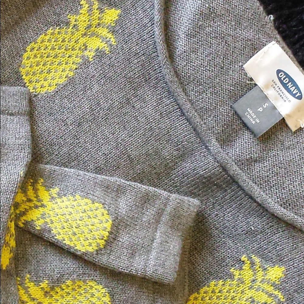 Old Navy lightweight sweater grey pineapples